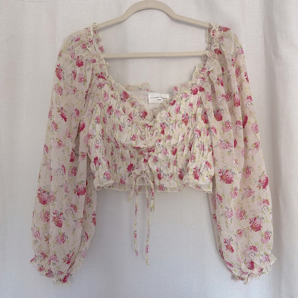 Super cute top! Adjustable length in the middle of the top. Loved it -Size: L